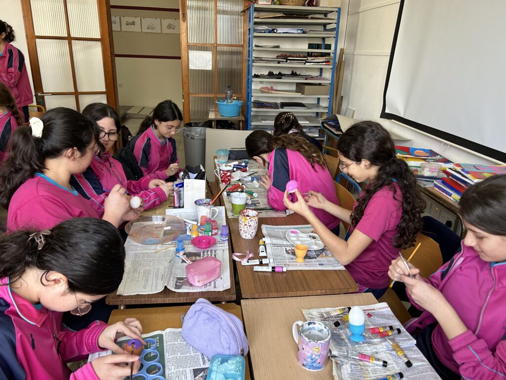 Studenti tas-7 sena jilagħbu logħob interattiv biex jitgħallmu l-ħin